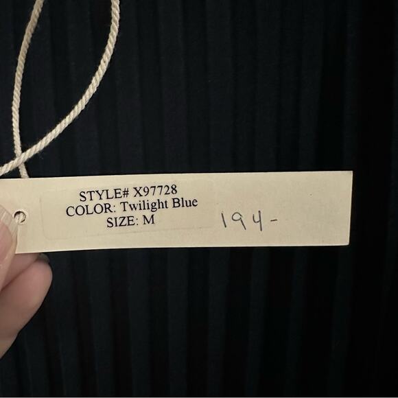 XiRENA FARAAH Twilight Navy Blue Pleated Midi Skirt Women’s size Medium NWT $194 - Picture 4 of 10